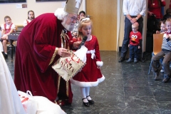Svätý Mikuláš handing out gifts.